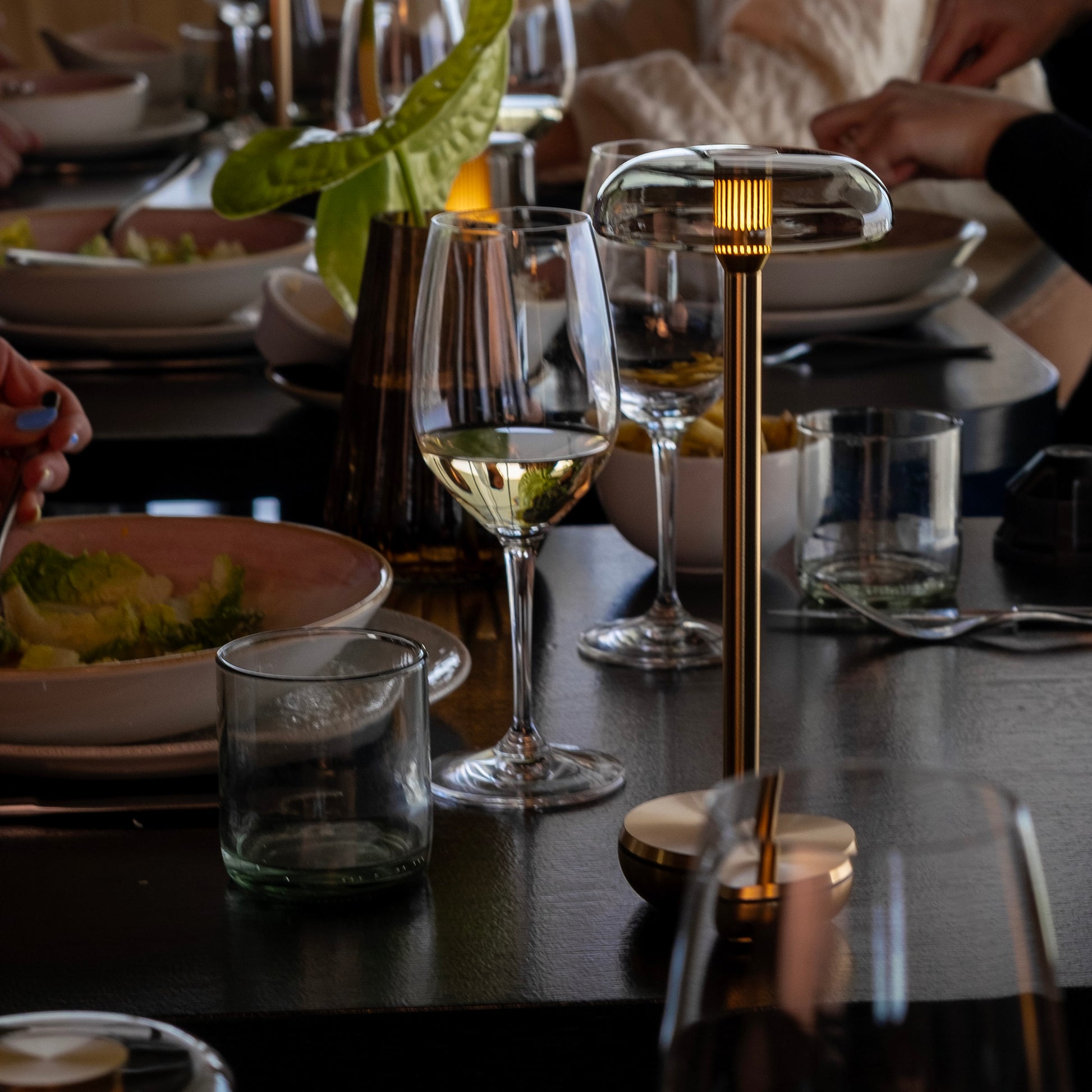 Humble Air Gold Smoked│art. HUMTL00503│op tafel naast wijnglas