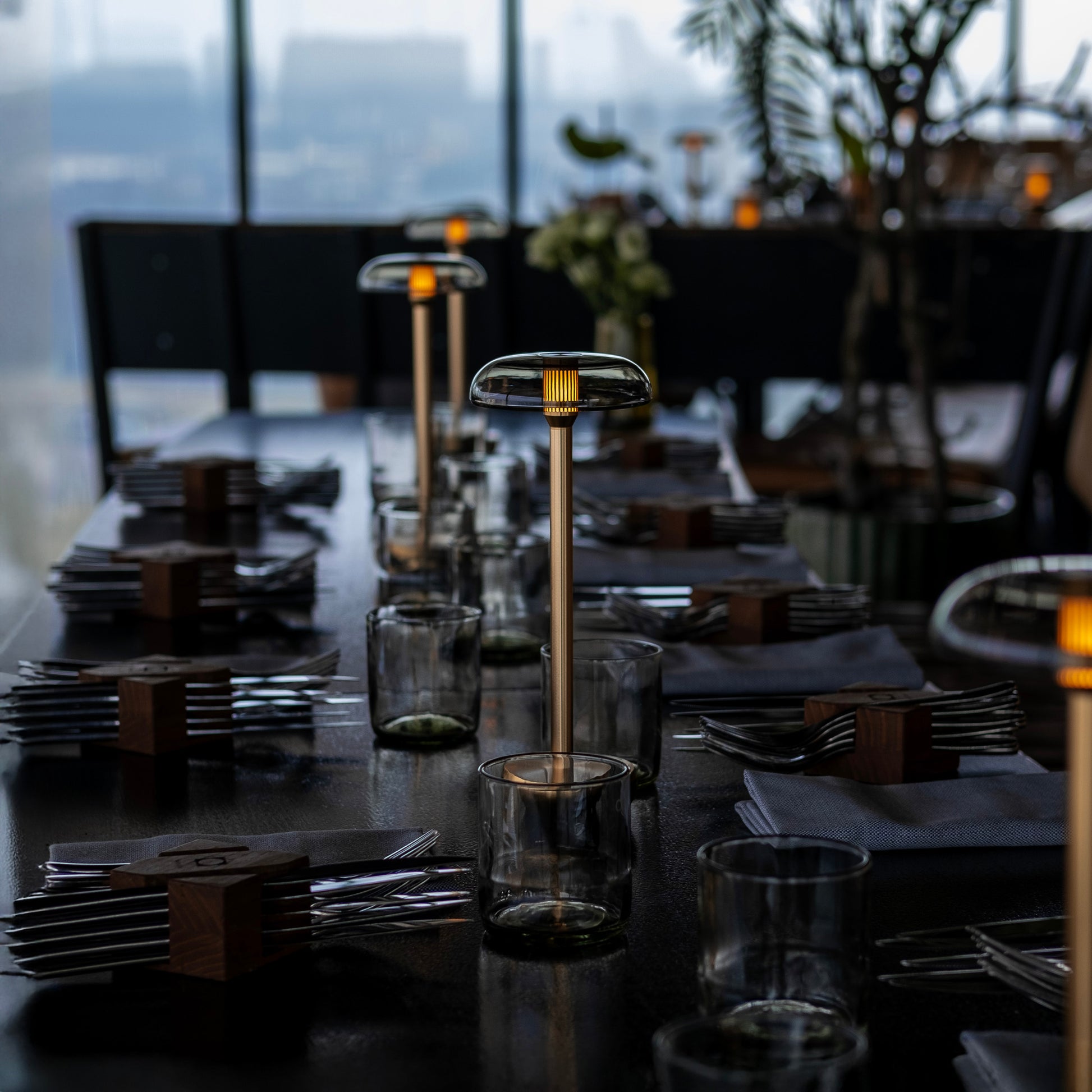 Humble Air Gold Smoked│art. HUMTL00503│meerde op gedekte tafel met licht aan