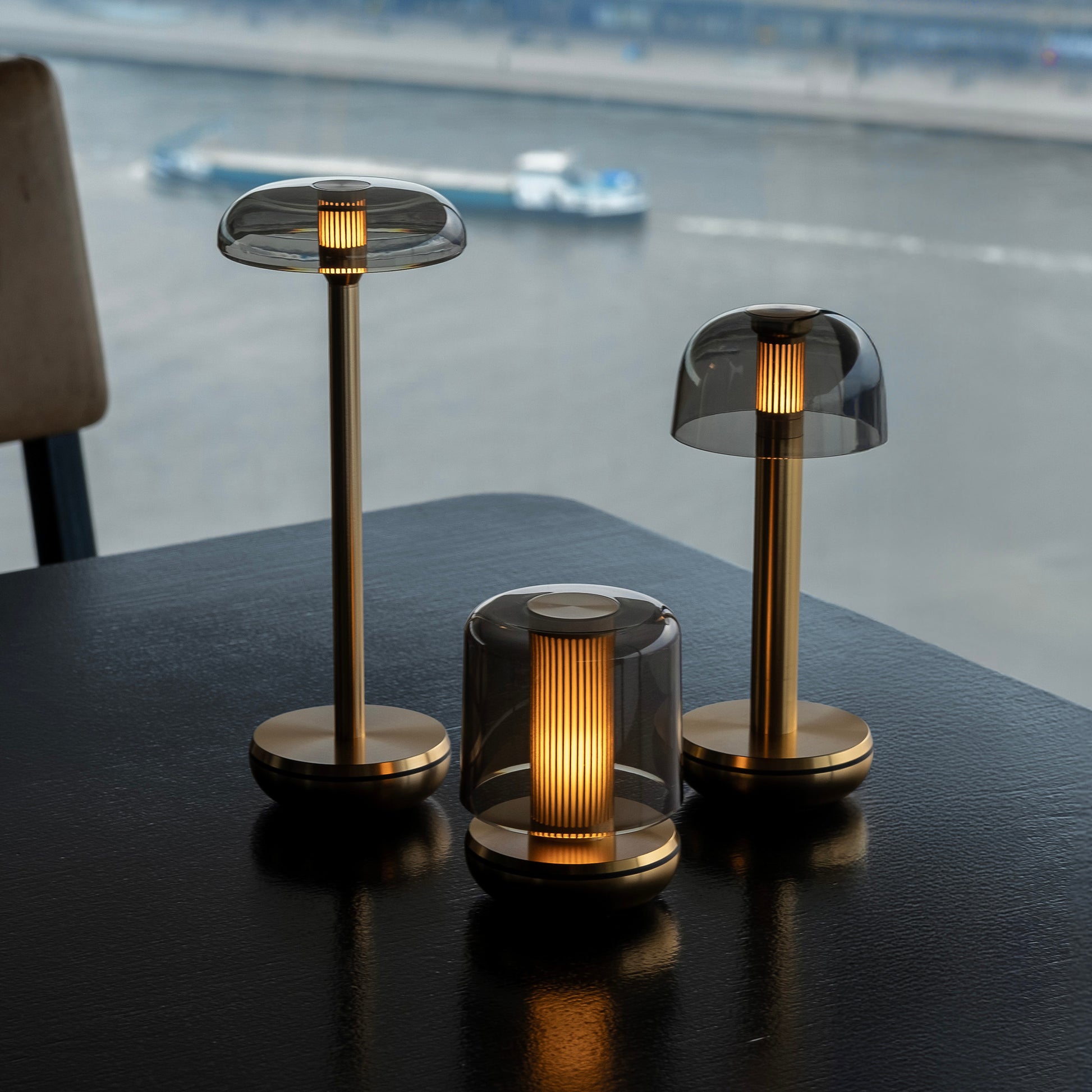 Humble Air Gold Smoked│art. HUMTL00503│met Two en Firefly op houten tafel