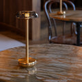 Humble Air Gold Smoked│art. HUMTL00503│op ronde marmeren tafel met licht aan