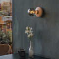 Humble Bulb G95 Smoked│Humble Lights│art. HUMAC00025│Humble Bee Beige met lichtbron tegen betonnen wand