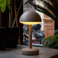 Humble Bug Oplaadbare Tafellamp Beige│Op tafel naast planten met licht aan│art. HUMTL00302