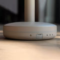 Humble Bug Oplaadbare Tafellamp Beige│Detail touchknop en USB-poort│art. HUMTL00302
