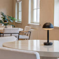 Humble Bug Oplaadbare Tafellamp Zwart│voorkant met witte achtergrond│art. HUMTL00301op witte ronde tafel