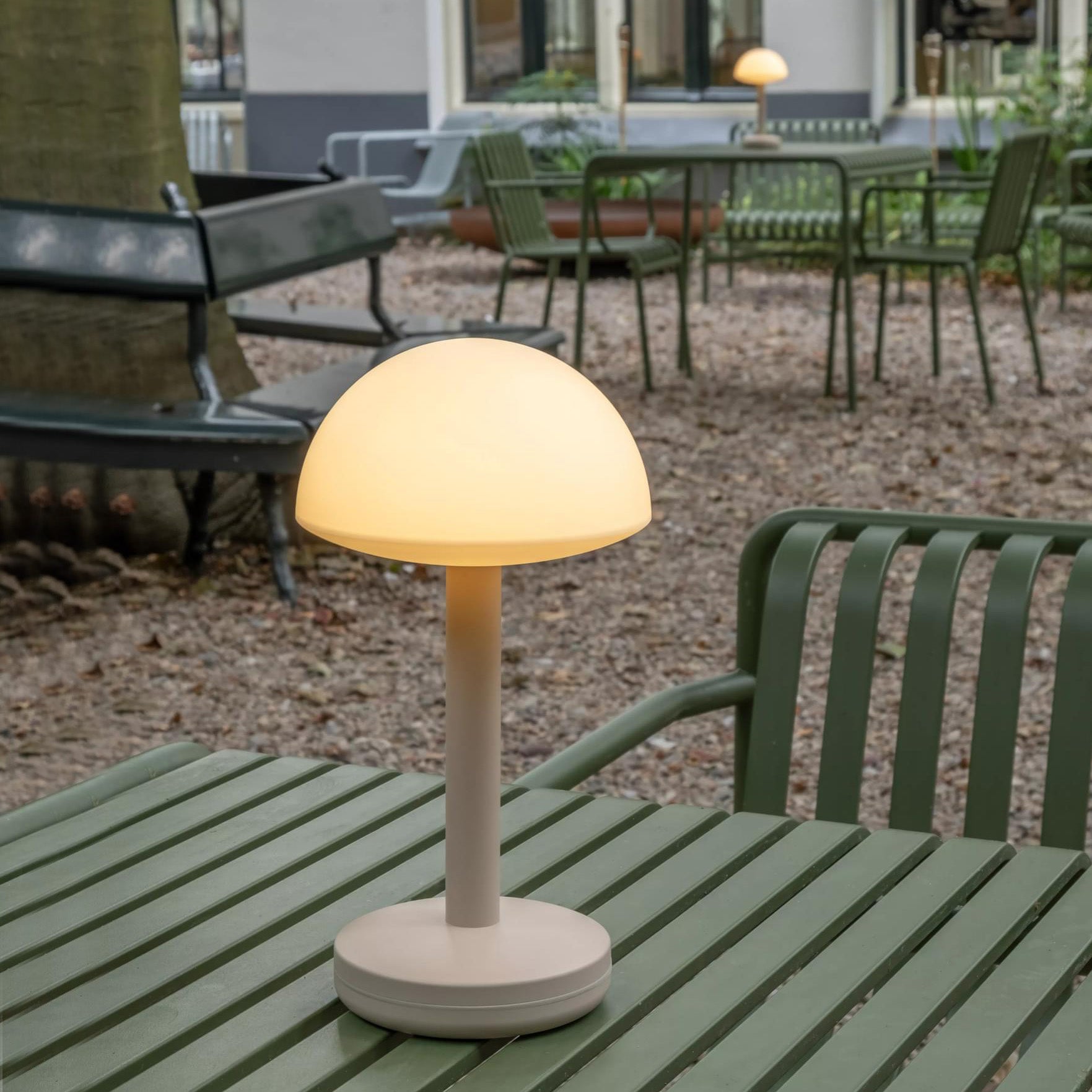 Humble Bug Oplaadbare tafellamp Frosted Beige│buiten op terrras van restaurant met licht aan│art. HUMTL00305