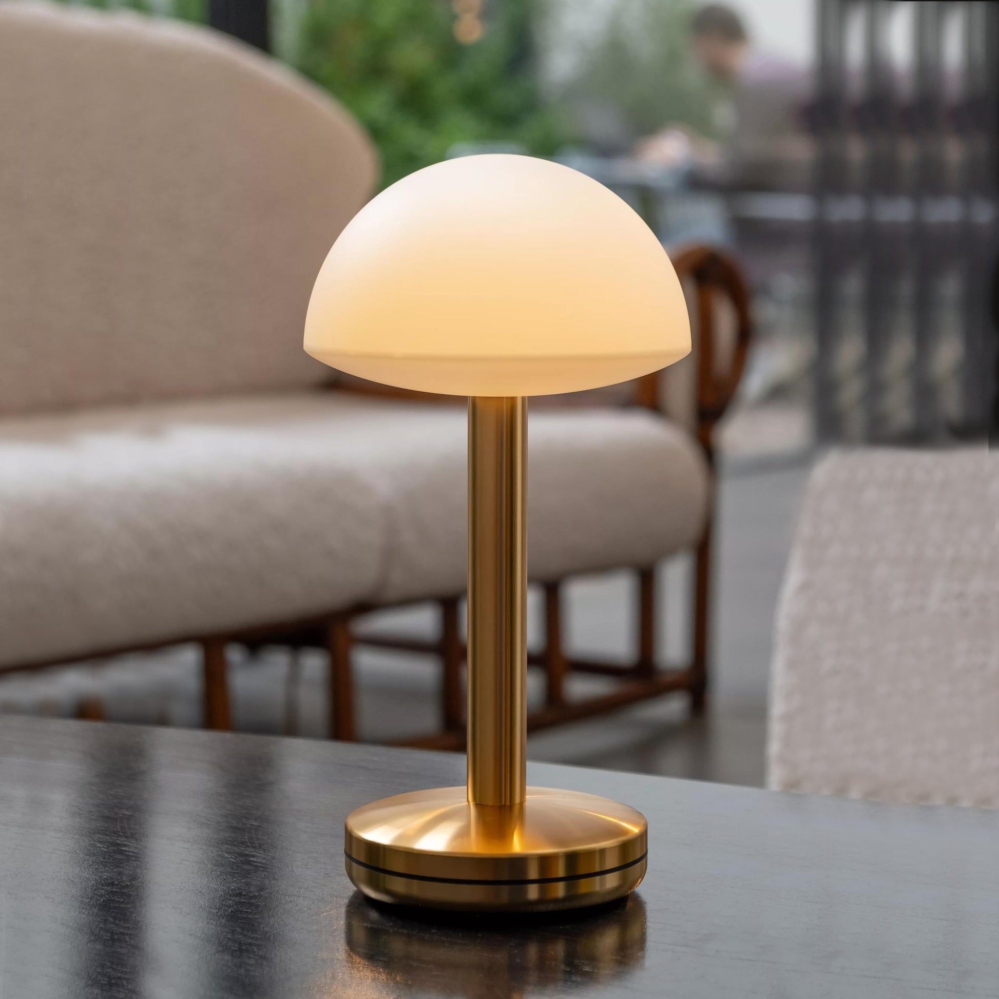Humble Bug Oplaadbare Tafellamp Frostted Gold│op salontafel met licht aan│art. HUMTL00306