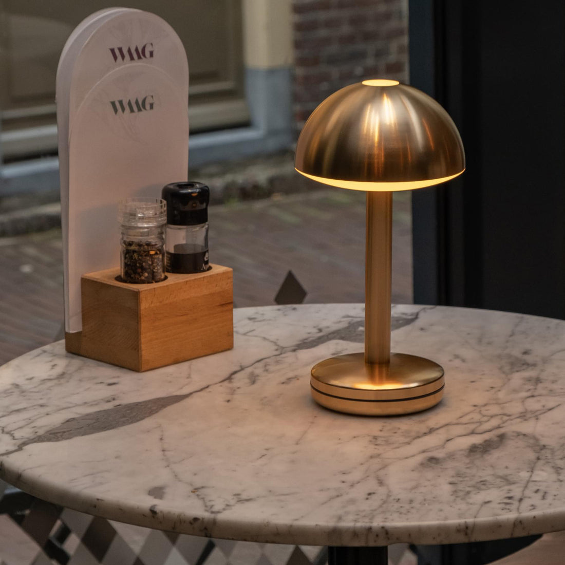 Humble Bug Oplaadbare Tafellamp Gold│voorkant met witte achtergrond│art. HUMTL00303