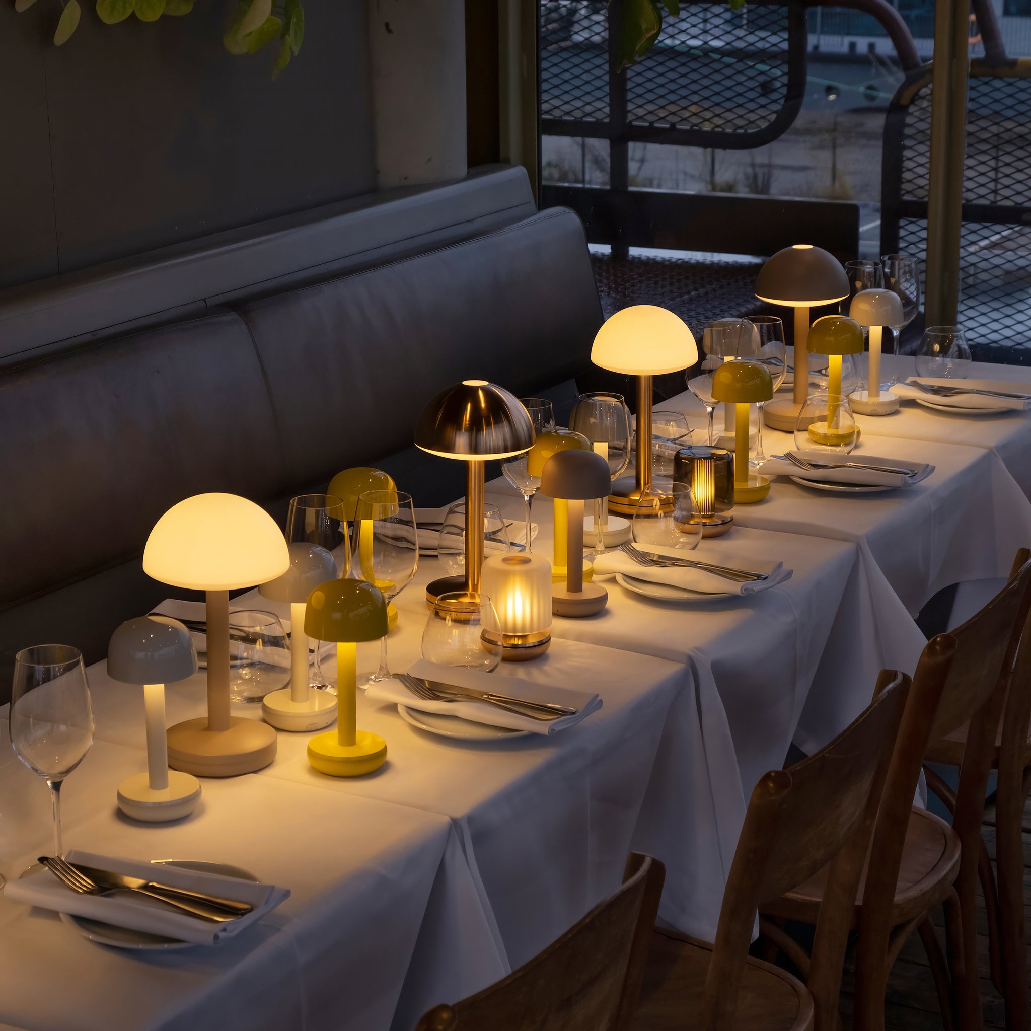 Humble Firefly Oplaadbare Tafellamp Bronze Frosted│art. HUMTL00403│diversel modellen Humble lights op tafel in restaurant
