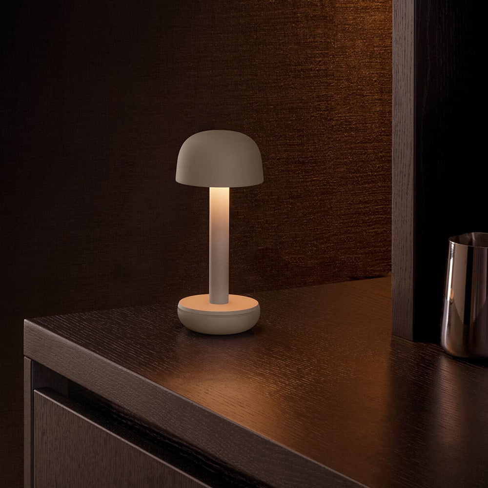 Humble Two Oplaadbare Tafellamp Beige│Draadloos│art. HUMTL00211│op houten dressoir met licht aan