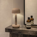 Humble Two Oplaadbare Tafellamp Beige│Draadloos│art. HUMTL00211│op marmeren plank naast spiegel