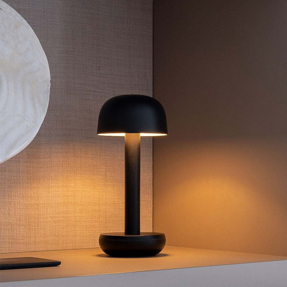 Humble Two Oplaadbare Tafellamp Zwart│art. HUMTL00208│Draadloos│op dressoir met licht aan