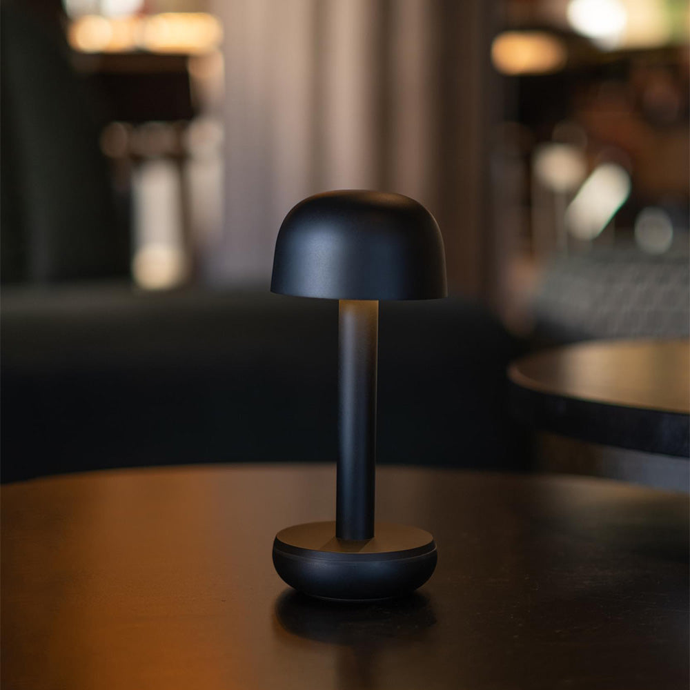 Humble Two Oplaadbare Tafellamp Zwart│art. HUMTL00208│Draadloos│op ronde tafel met licht gedimd
