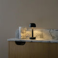 Humble Two Oplaadbare Tafellamp Zwart│art. HUMTL00208│Draadloos│op dressoir met marmeren blad en licht aan