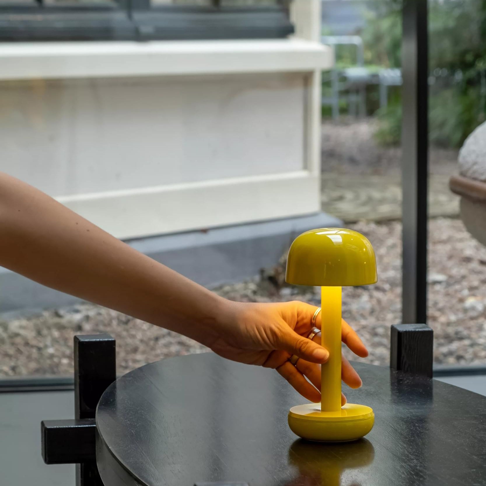 Humble Two Oplaadbare Tafellamp Yellow│lamp wordt neergezet op tafel│art. HUMTL00217