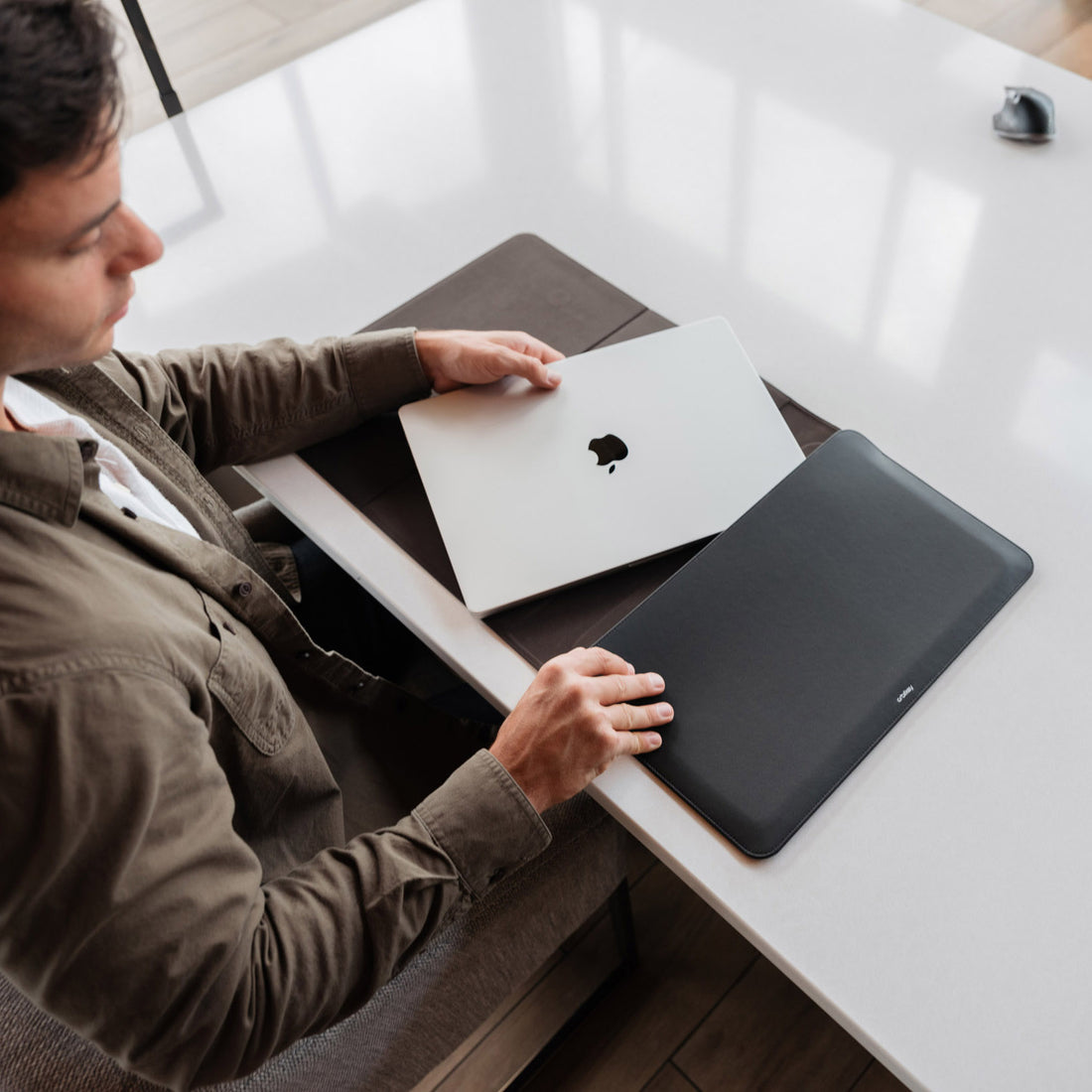 Hybrid Laptop Sleeve 14" Zwart│Orbitkey│art. WH41-BLK-105│bovenaanzicht schuin