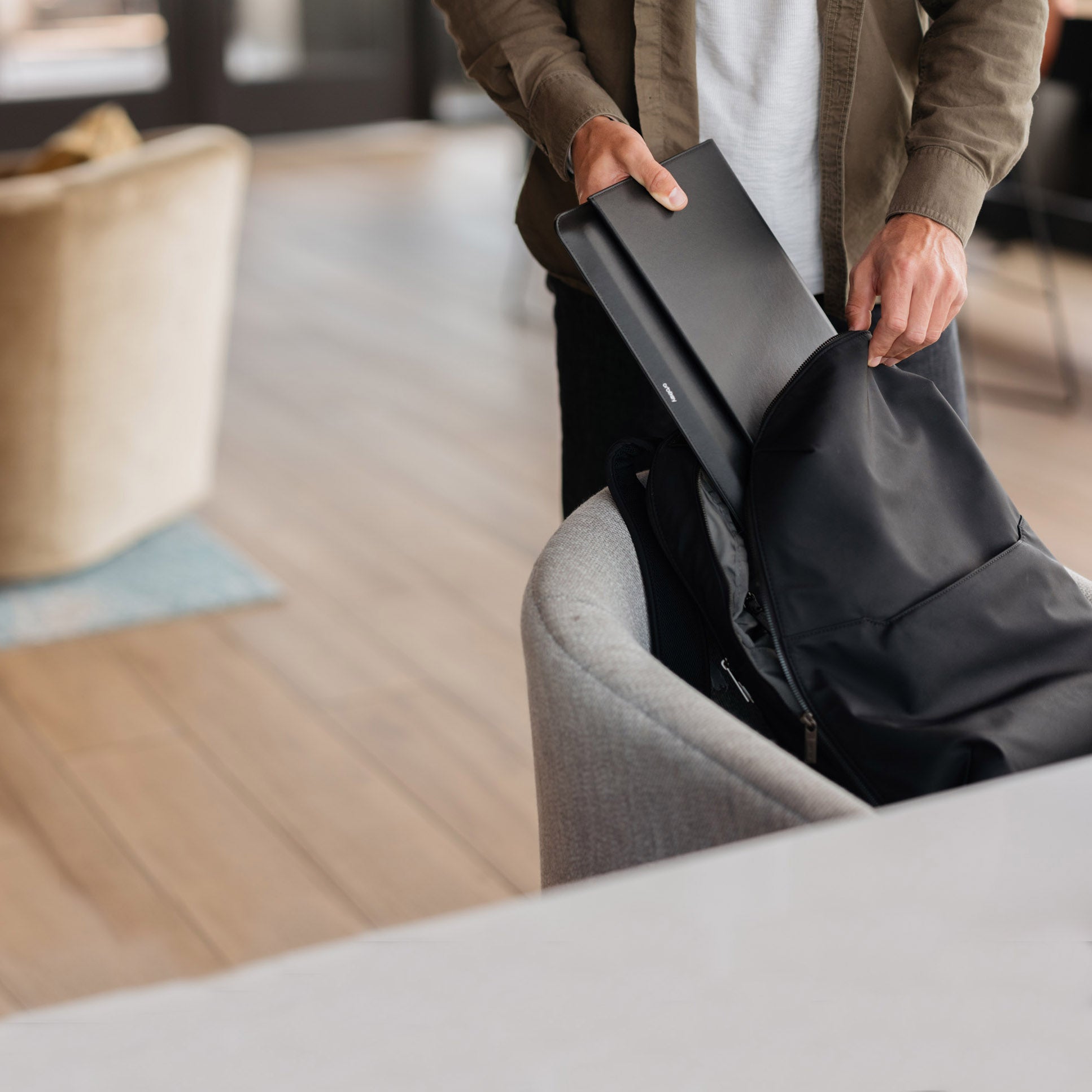 Hybrid Laptop Sleeve 16" Zwart│Orbitkey│art. WH61-BLK-105│in rugzak