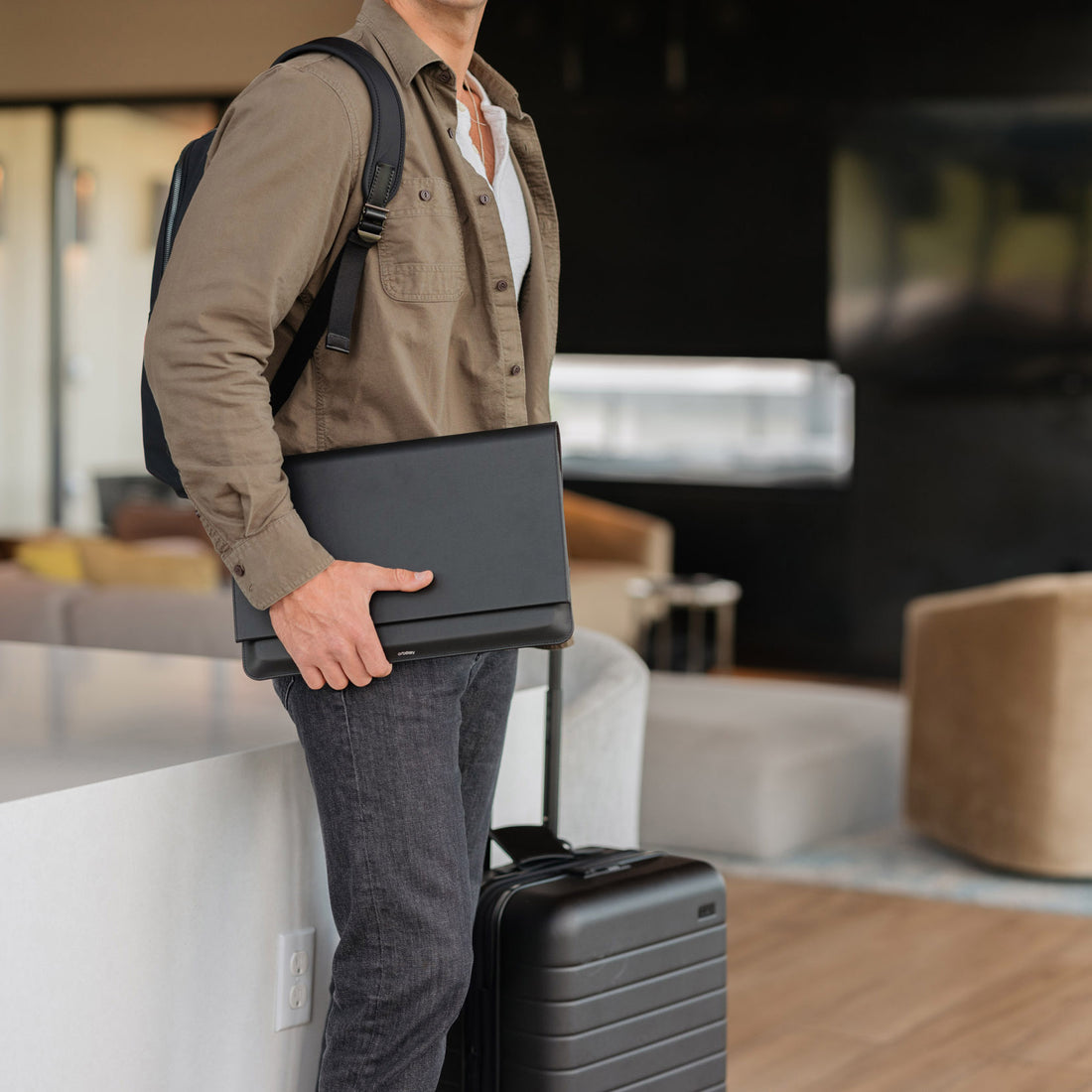 Hybrid Laptop Sleeve 14" Zwart│Orbitkey│art. WH41-BLK-105│opengevouwen met aptop en muis