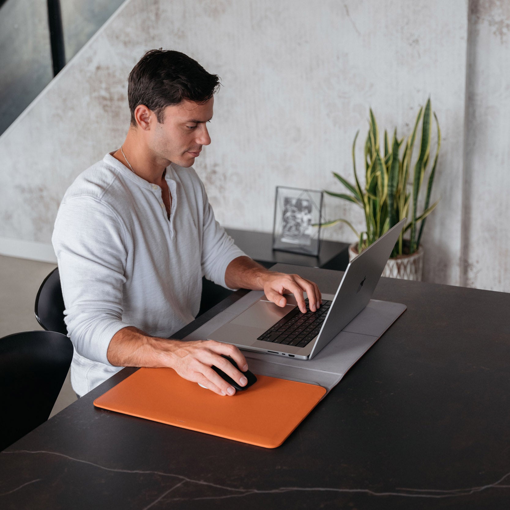 Hybrid Laptop Sleeve 16" Terracotta│Orbitkey│art. WH61-BLK-105│man achter bureau met laptop op hoes