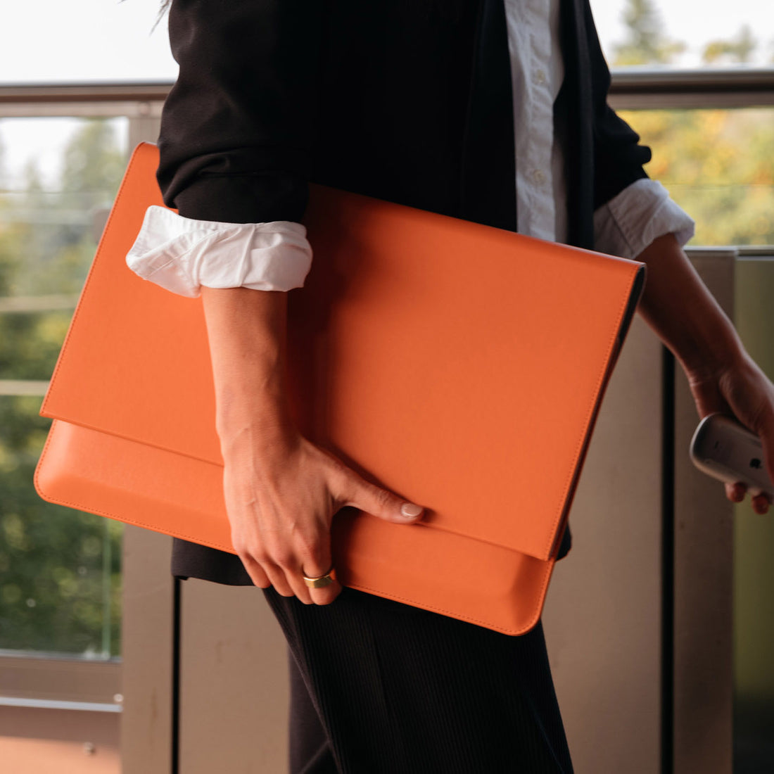 Hybrid Laptop Sleeve 16" Terracotta│Orbitkey│art. WH61-BLK-105│geopend met laptop en muis