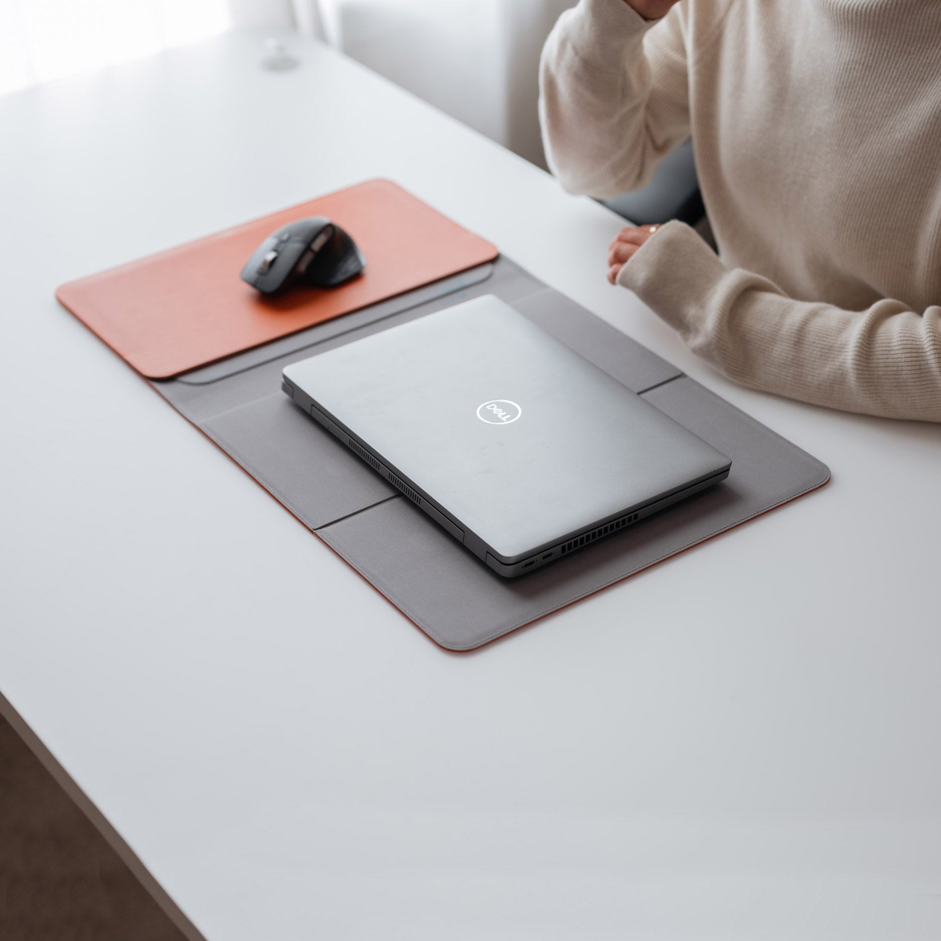 Hybrid Laptop Sleeve 14" Terracotta│Orbitkey│art. WH41-TER-105│opengevouwen met laptop en muis op bureau