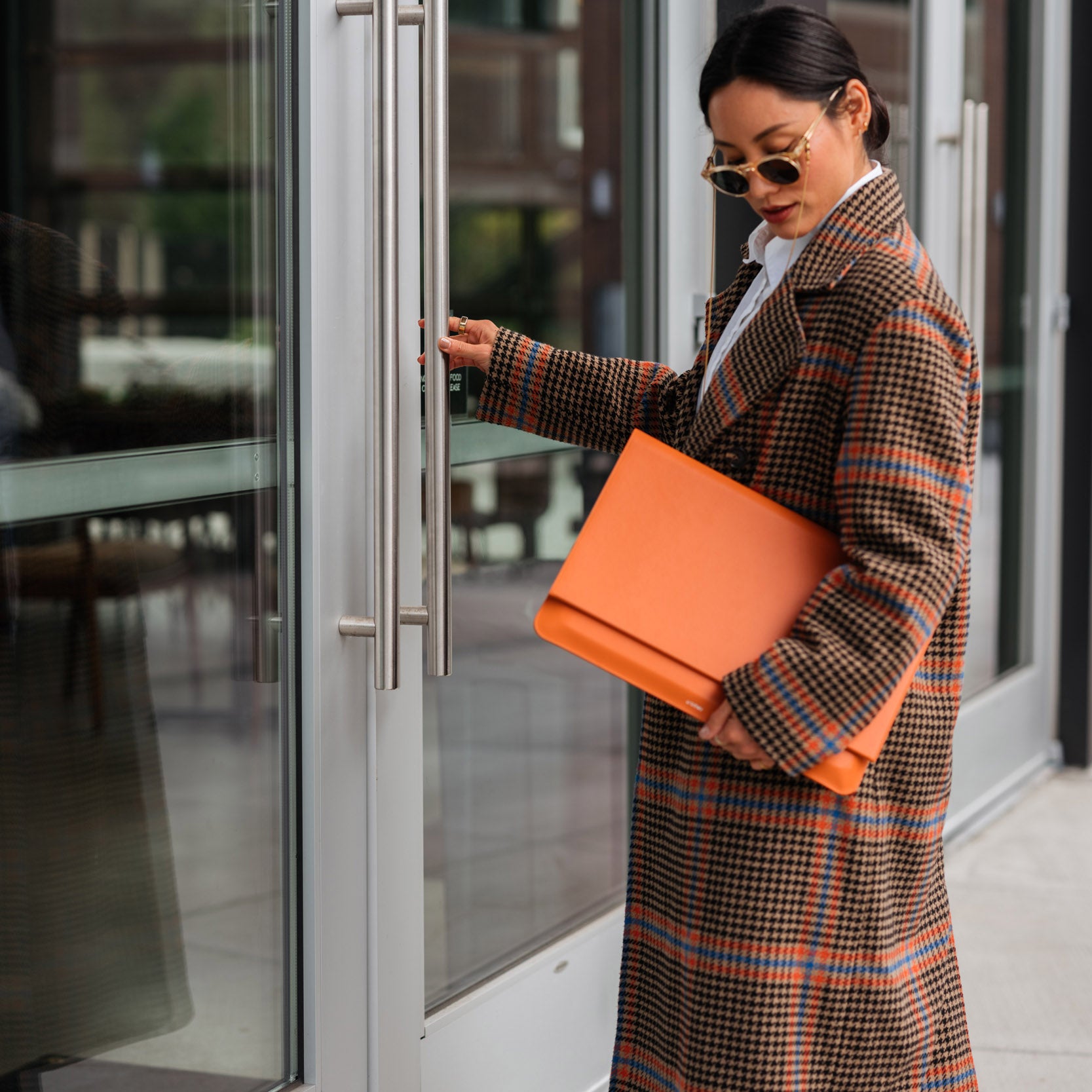 Hybrid Laptop Sleeve 16" Terracotta│Orbitkey│art. WH61-BLK-105│vrouw draagt laptophoes onder arm