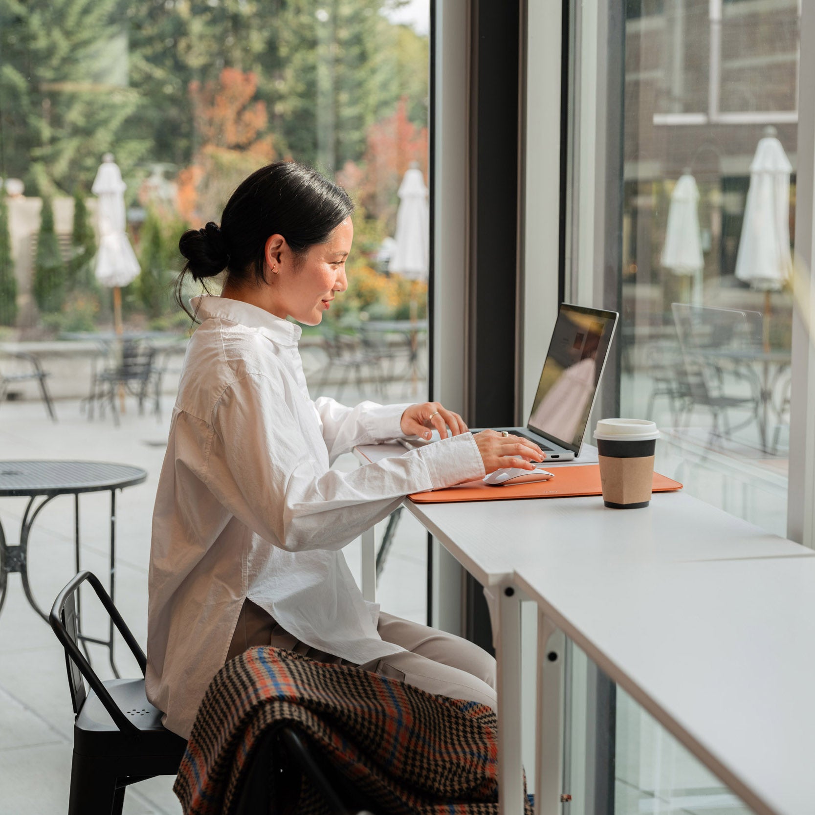 Hybrid Laptop Sleeve 14" Terracotta│Orbitkey│art. WH41-TER-105│vrouw in café met laptophoes