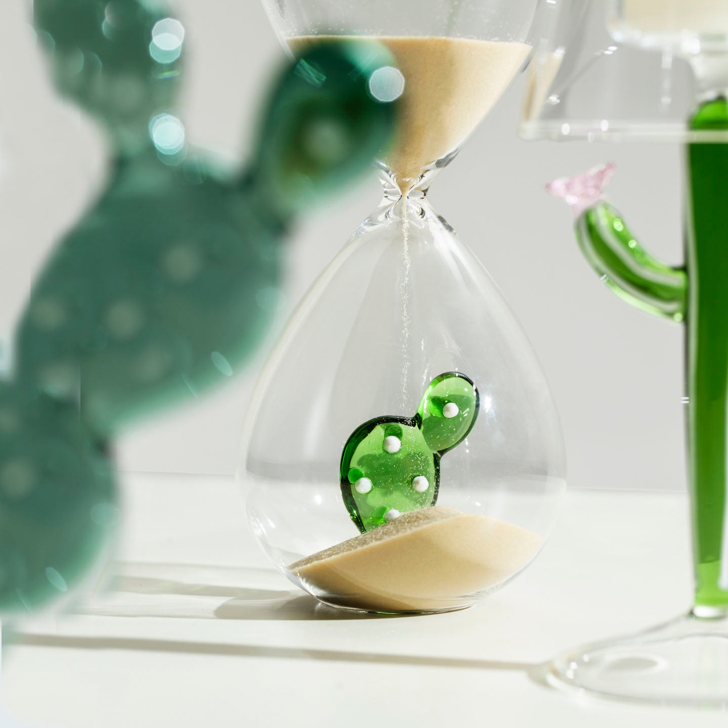 Zandloper Desert Plants Ichendorf Milano│Groene Cactus│art. 352.090│detail op tafel naast ander artikelen uit serie