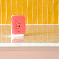 Junglebox Rosy Relaxound│Oerwoudgeluiden│art. 11JGL0101002│op keukenblad met gele tegels op achtergrond