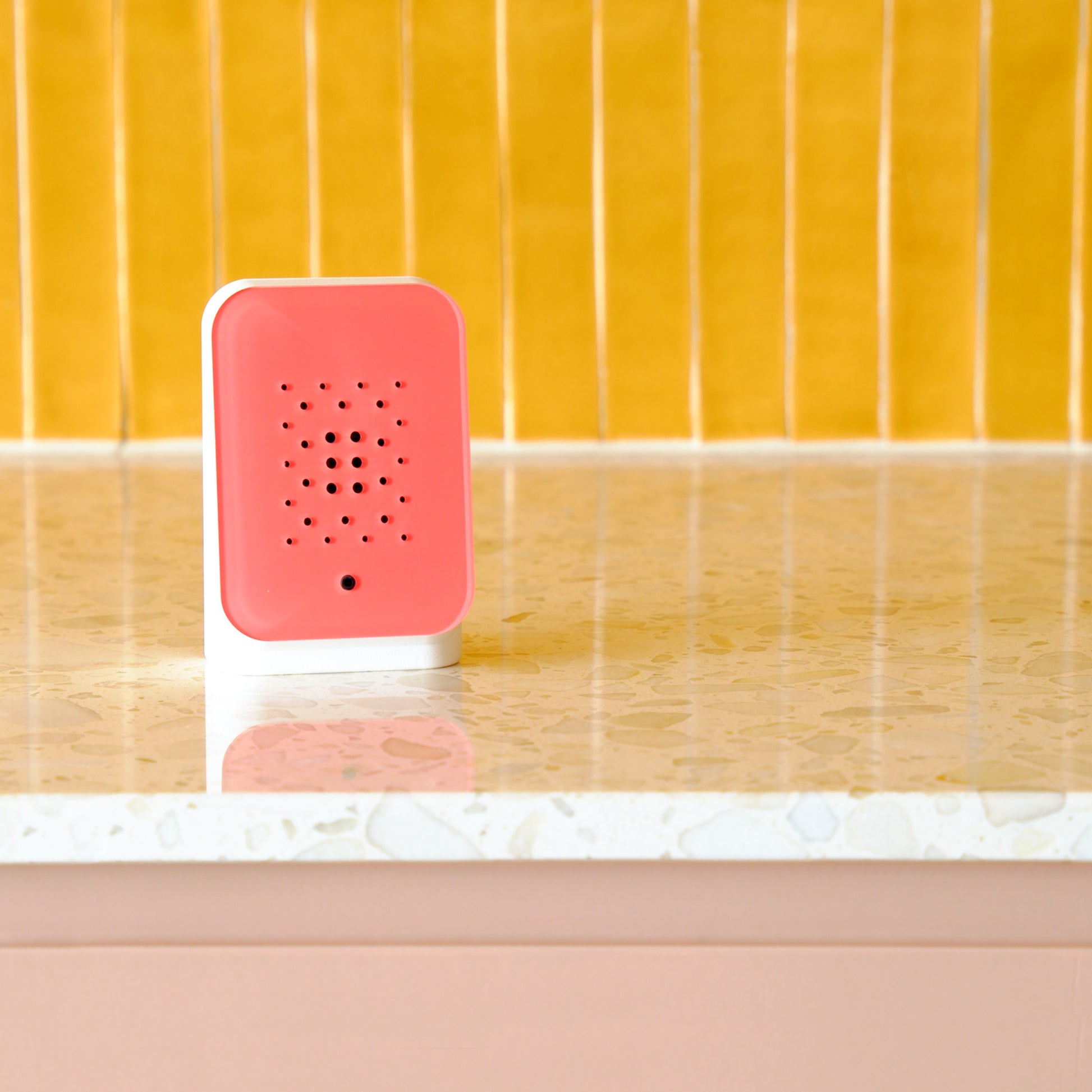 Junglebox Rosy Relaxound│Oerwoudgeluiden│art. 11JGL0101002│op keukenblad met gele tegels op achtergrond