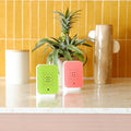 Junglebox Rosy Relaxound│Oerwoudgeluiden│art. 11JGL0101002│met groene versie op keukenblad naast vazen