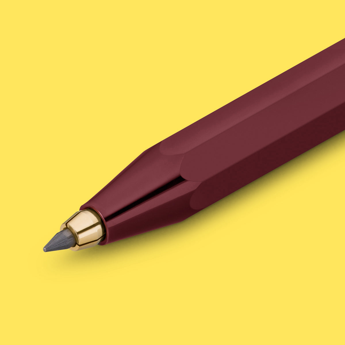 Kaweco CLASSIC SPORT Clutch Vulpotlood Bordeaux│art. 1510500│detail schrijfpunt met gele achtergrond