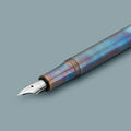 Kaweco Liliput Vulpen Fireblue RVS│art. 510851│detail schrijfpunt met grijze achtergrond