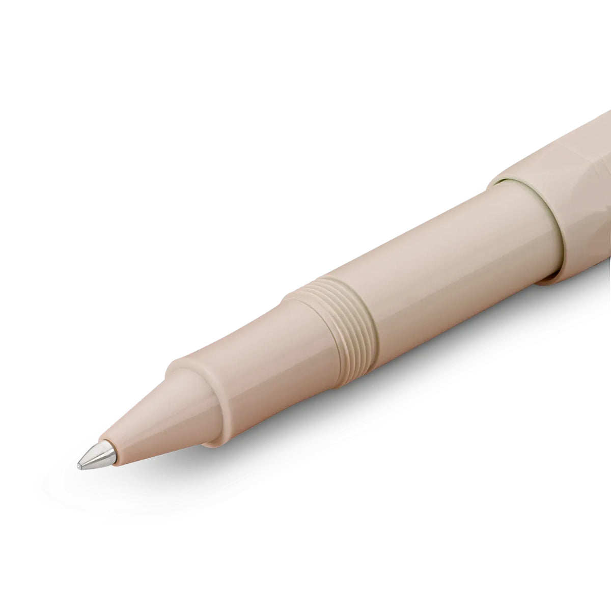 De zilverkleurige schrijfpunt van de Kaweco Skyline Sport rollerball in macchiato.