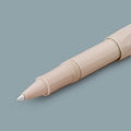 Detail van de zilverkleurige schrijfpunt van de Kaweco Skyline Sport rollerball, tegen een grijze achtergrond.