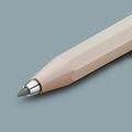 Detail van de zilverkleurige schrijfpunt van het Kaweco Skyline Sport clutch vulpotlood, tegen een grijze achtergrond.