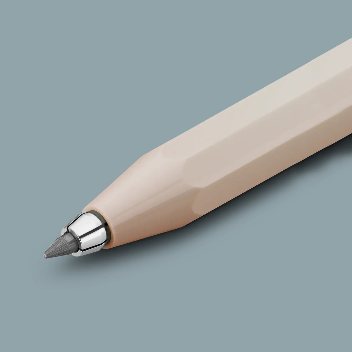 Detail van de zilverkleurige schrijfpunt van het Kaweco Skyline Sport clutch vulpotlood, tegen een grijze achtergrond.