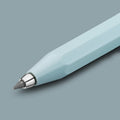 Detail van de zilverkleurige schrijfpunt van het Kaweco Skyline Sport clutch vulpotlood, tegen een grijze achtergrond.
