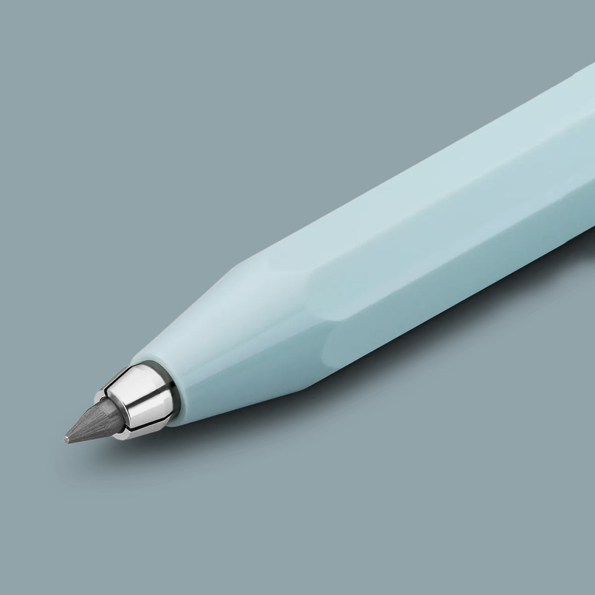 Detail van de zilverkleurige schrijfpunt van het Kaweco Skyline Sport clutch vulpotlood, tegen een grijze achtergrond.