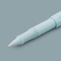 Detail van de zilverkleurige schrijfpunt van de Kaweco Skyline Sport rollerball, tegen een grijze achtergrond.