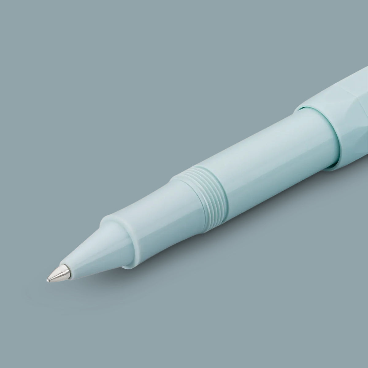Detail van de zilverkleurige schrijfpunt van de Kaweco Skyline Sport rollerball, tegen een grijze achtergrond.