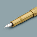 Kaweco Brass Sport Vulpen│Messing│art. 1510918│detail schrijfpunt met grijze achtergrond