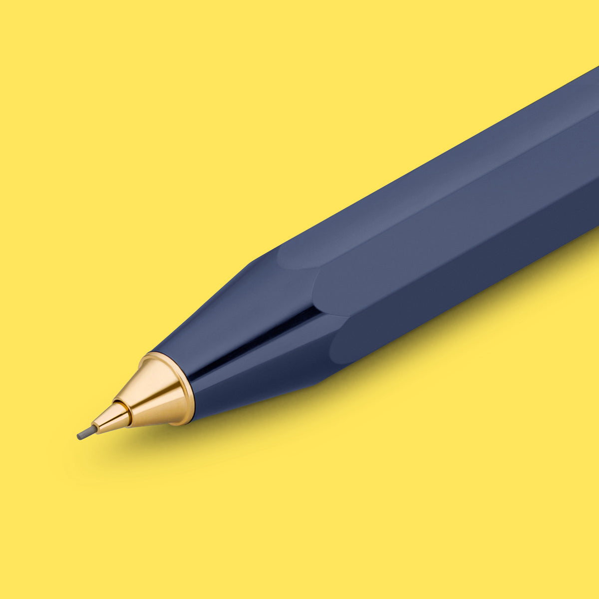 Kaweco CLASSIC SPORT Vulpotlood Navy│art. 1511735│detail schrijfpunt met gele achtergrond