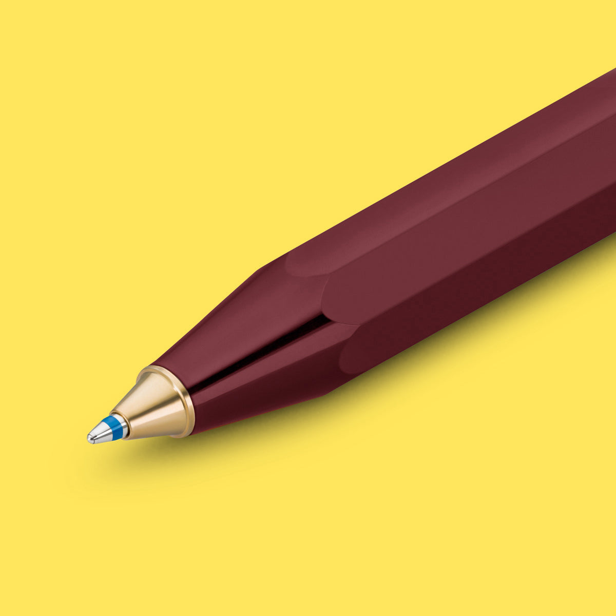 Kaweco Classic Sport Balpen Bordeaux│Ballpoint│art. 1510492│detail schrijfpunt met gele achtergrond
