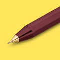 Kaweco CLASSIC SPORT Vulpotlood Bordeaux│art. 1510498│detail schrijfpunt met gele achtergrond