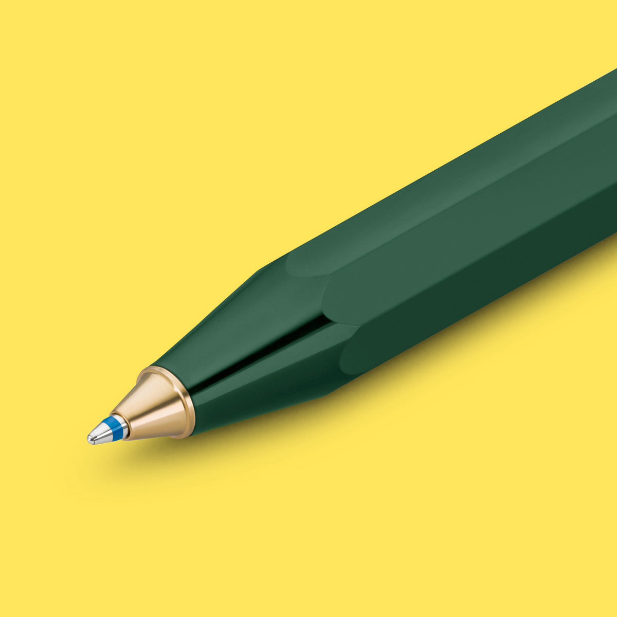 Kaweco Classic Sport Balpen Groen│Ballpoint│art. 1510493│detail gouden scrijfpunt met gele achtergrond