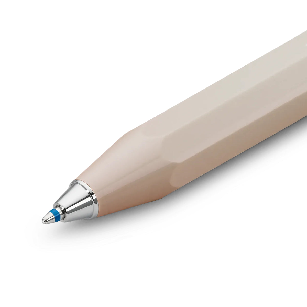 De zilverkleurige schrijfpunt van de Kaweco Skyline Sport balpen.
