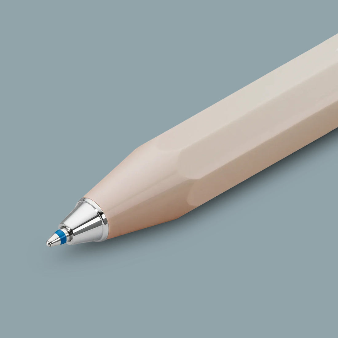 Kaweco Skyline Sport balpen in macchiato, liggend met de schrijfpunt naar buiten.