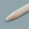 Detail van de zilverkleurige drukknop van de Kaweco Skyline Sport balpen, tegen een grijze achtergrond.