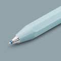 Detail van de zilverkleurige schrijfpunt van de Kaweco Skyline Sport balpen, tegen een grijze achtergrond.