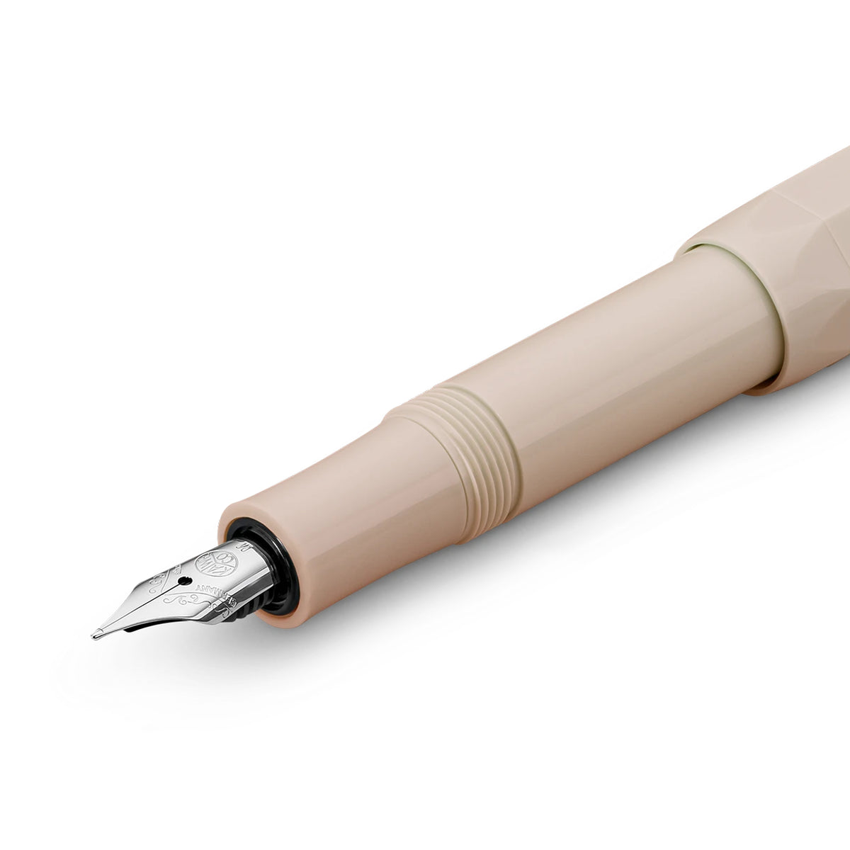 De zilverkleurige penpunt van de Kaweco Skyline Sport vulpen in macchiato.